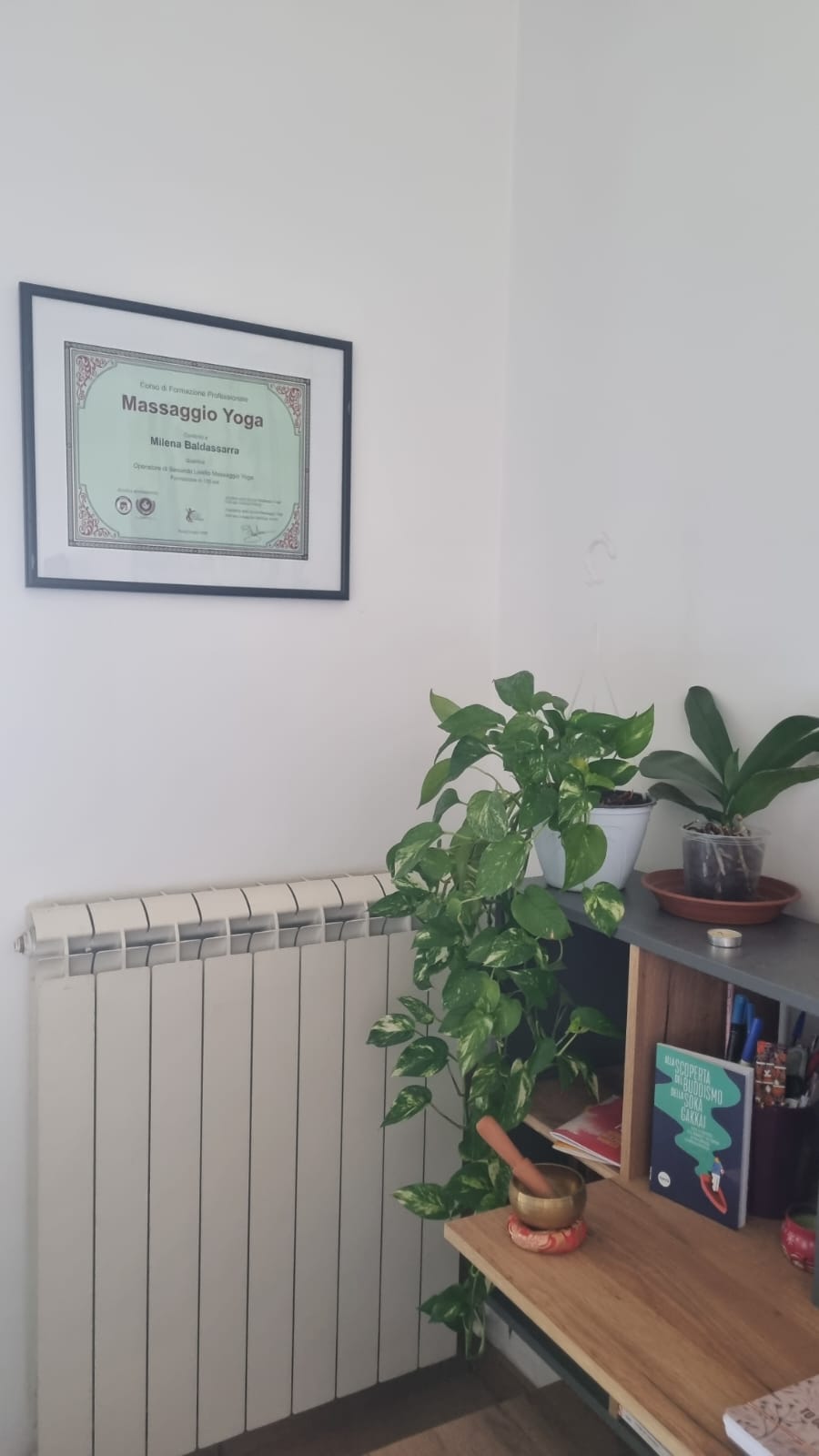 Lo studio di massaggi a Roma Sud: lettino preparato, luce calda e ambiente raccolto